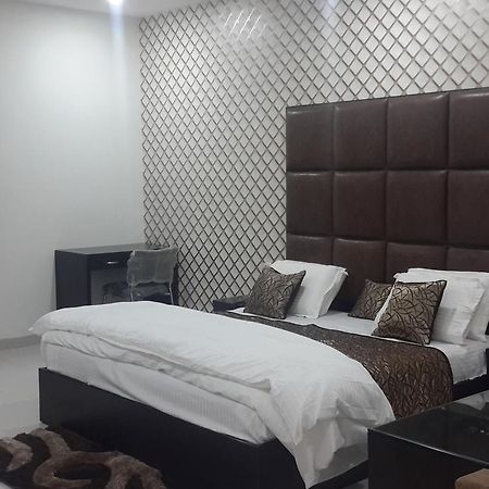 Hotel Mandakini Lush Kánpur Kültér fotó