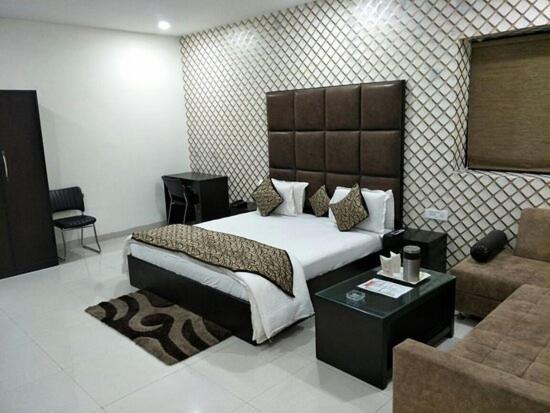Hotel Mandakini Lush Kánpur Kültér fotó