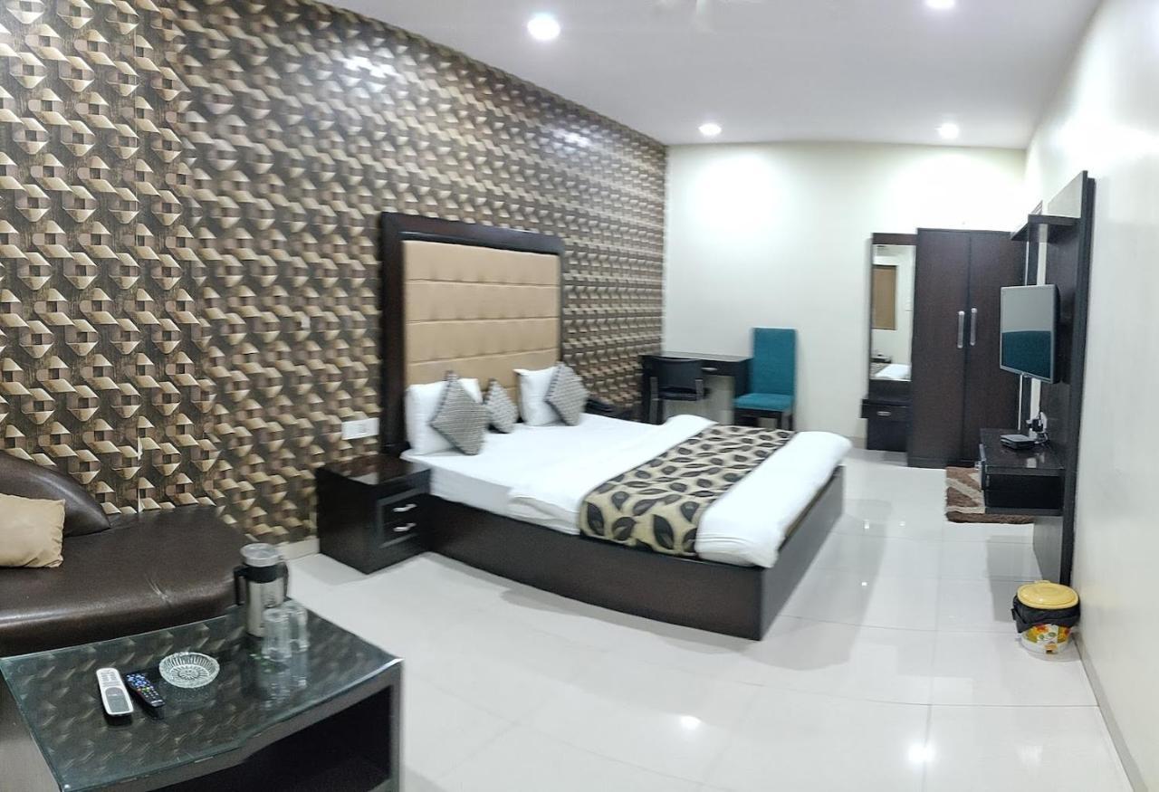 Hotel Mandakini Lush Kánpur Kültér fotó