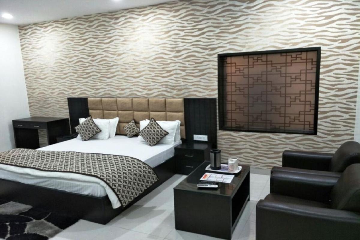Hotel Mandakini Lush Kánpur Kültér fotó