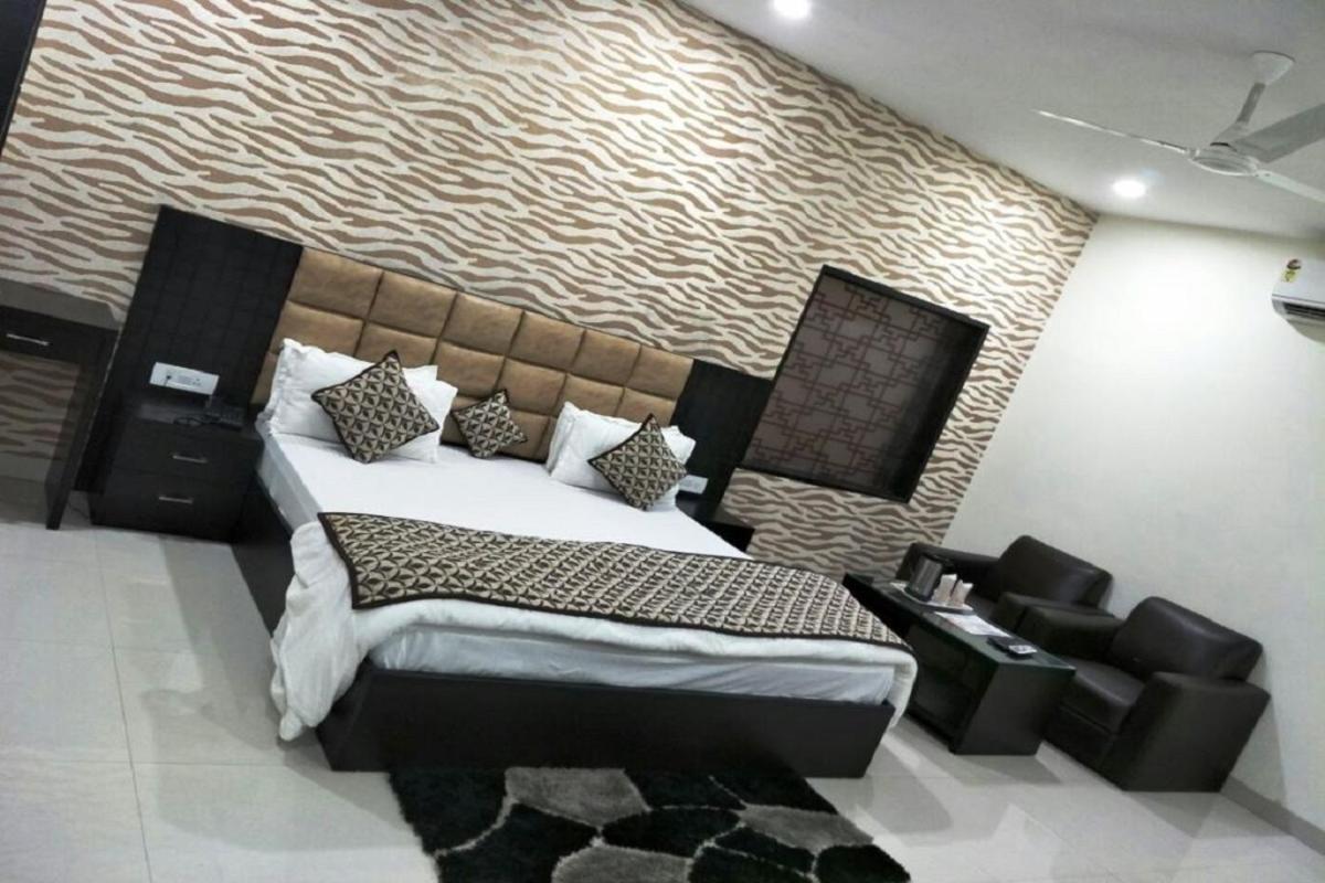 Hotel Mandakini Lush Kánpur Kültér fotó