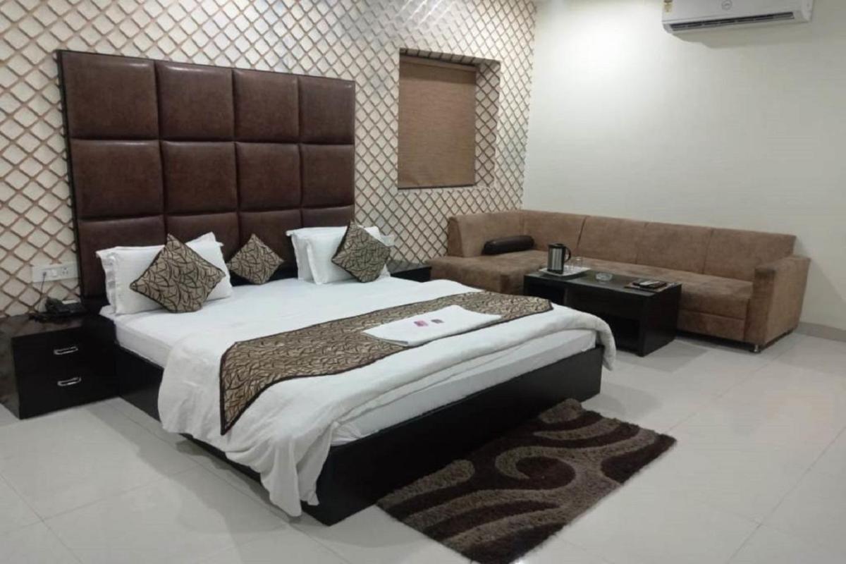 Hotel Mandakini Lush Kánpur Kültér fotó