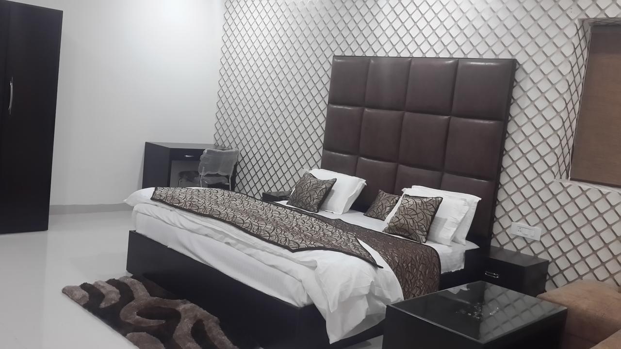 Hotel Mandakini Lush Kánpur Kültér fotó