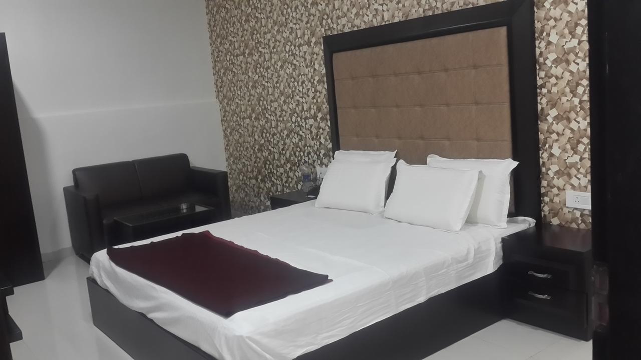 Hotel Mandakini Lush Kánpur Kültér fotó