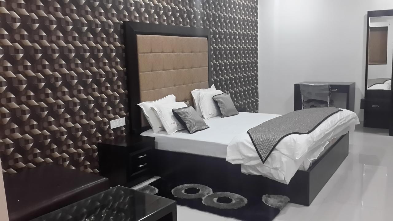 Hotel Mandakini Lush Kánpur Kültér fotó