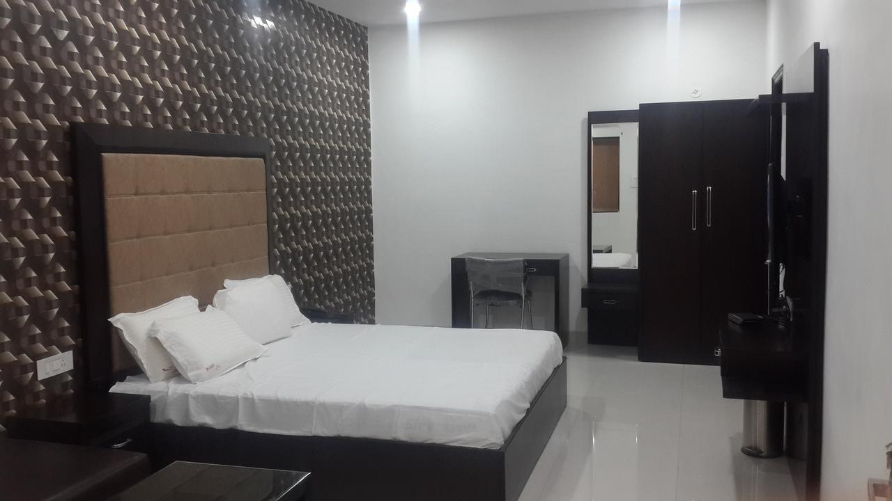 Hotel Mandakini Lush Kánpur Kültér fotó