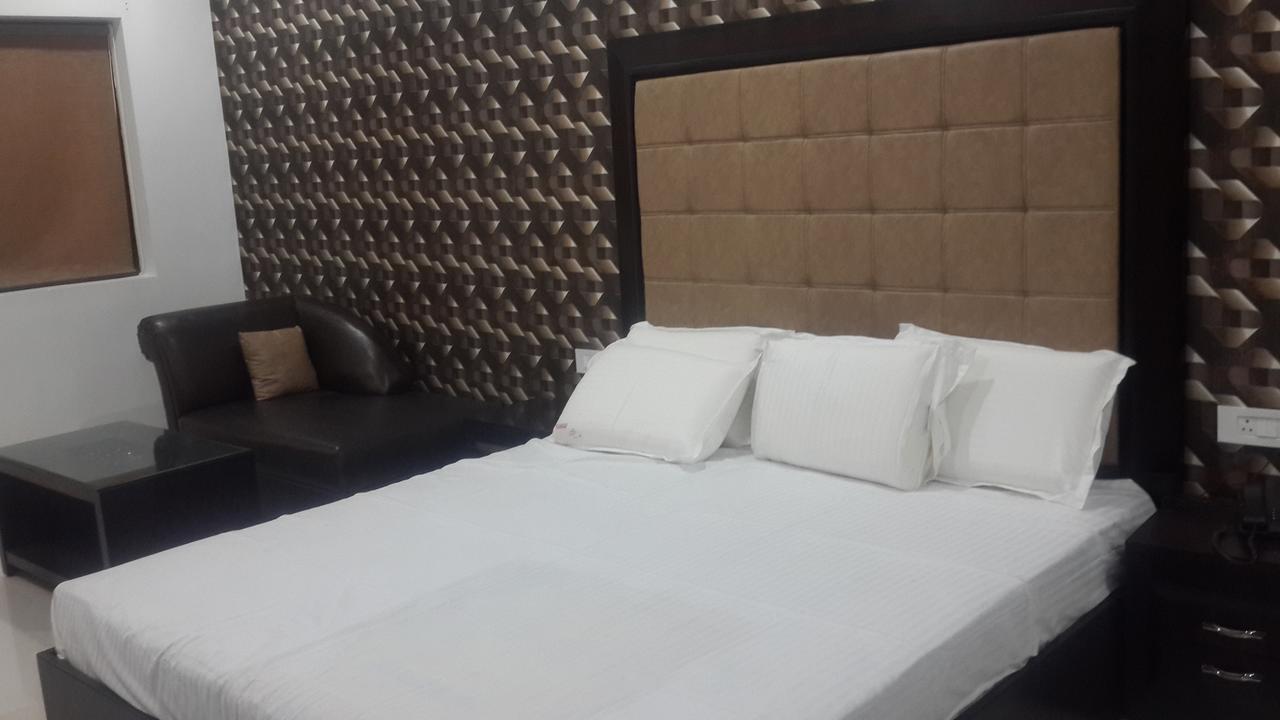 Hotel Mandakini Lush Kánpur Kültér fotó