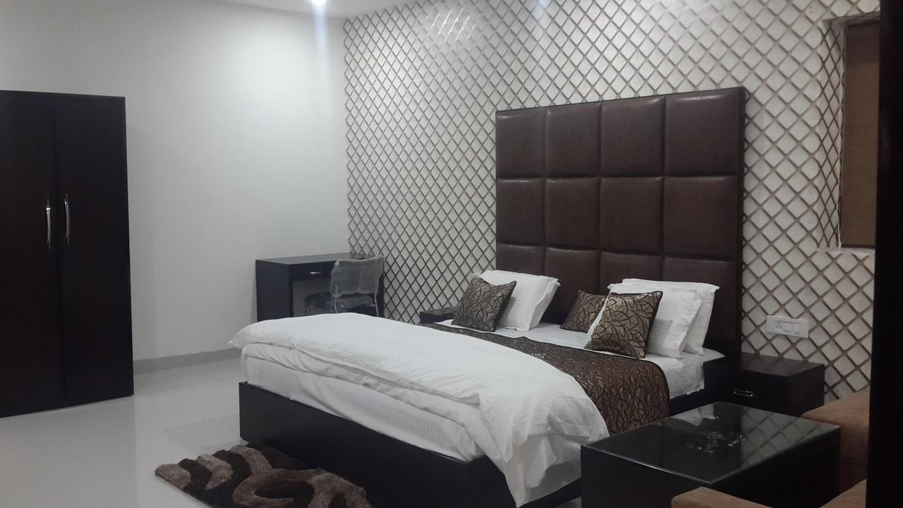 Hotel Mandakini Lush Kánpur Kültér fotó