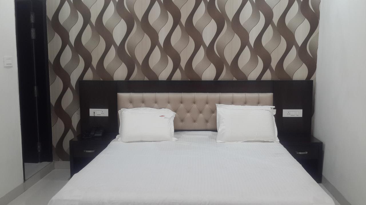Hotel Mandakini Lush Kánpur Kültér fotó