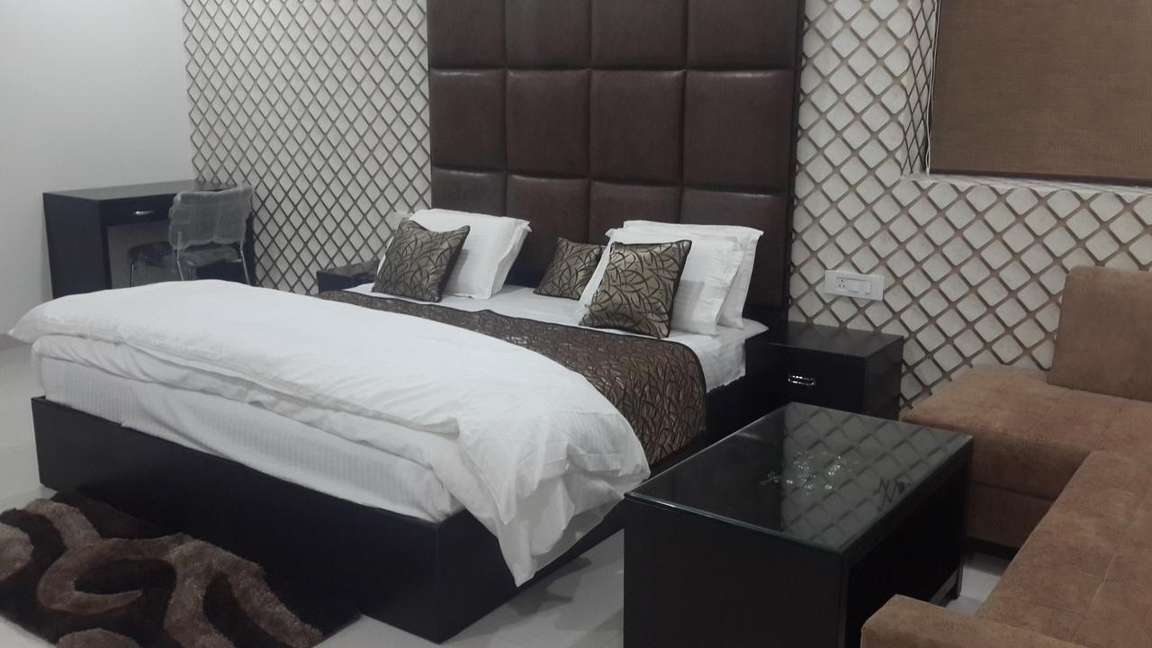 Hotel Mandakini Lush Kánpur Kültér fotó