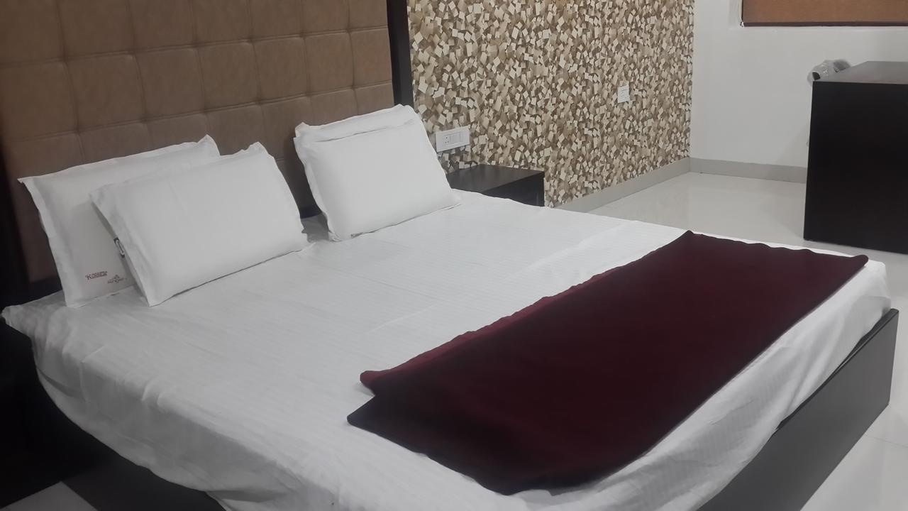 Hotel Mandakini Lush Kánpur Kültér fotó