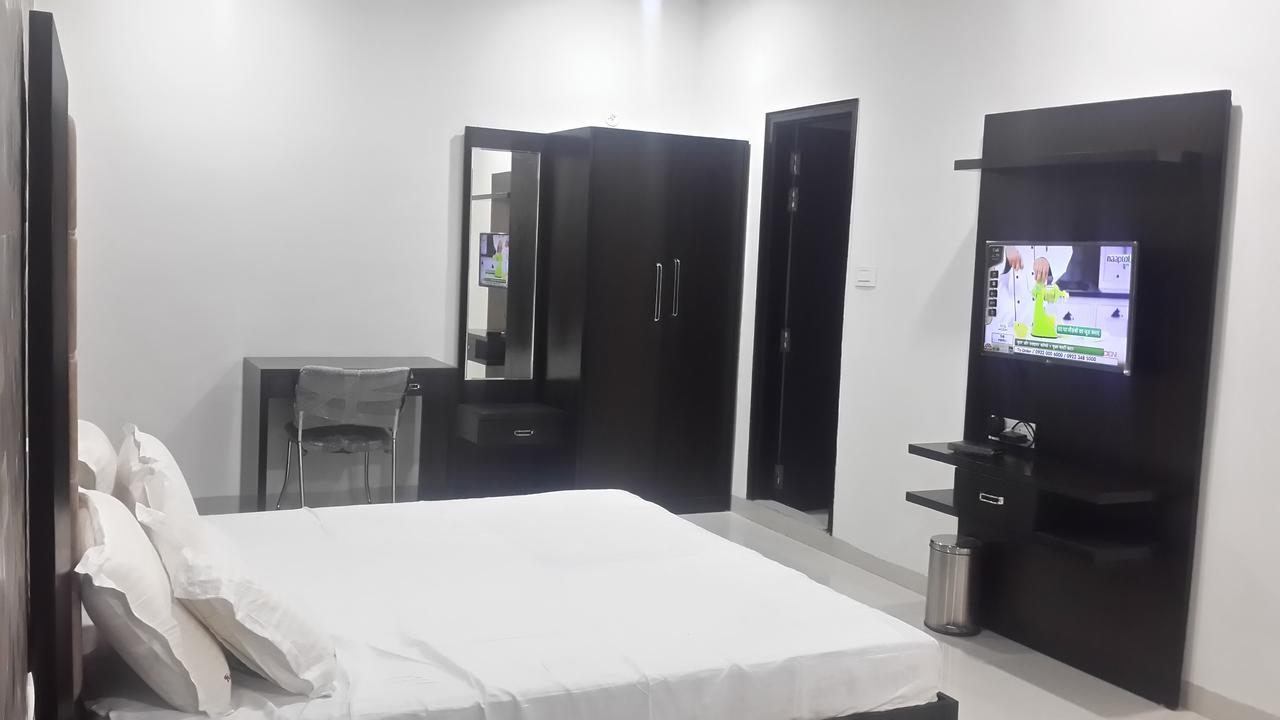 Hotel Mandakini Lush Kánpur Kültér fotó