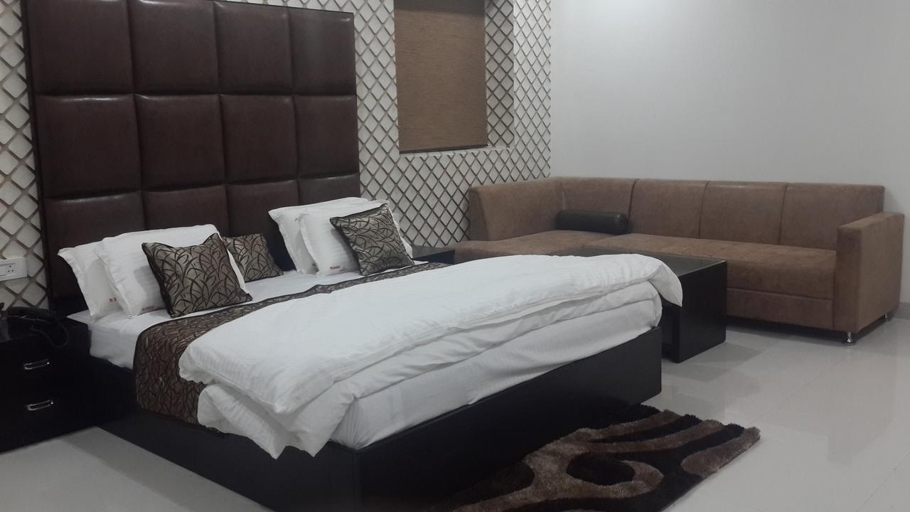 Hotel Mandakini Lush Kánpur Kültér fotó