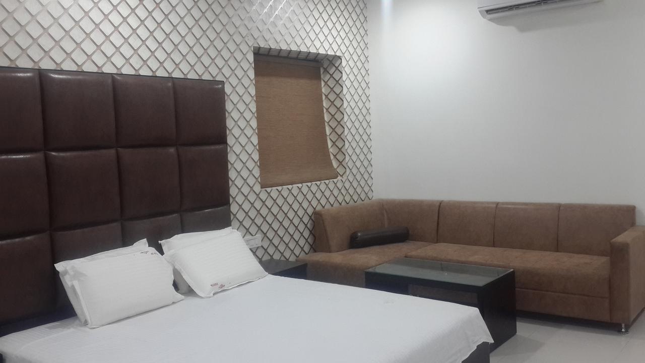 Hotel Mandakini Lush Kánpur Kültér fotó
